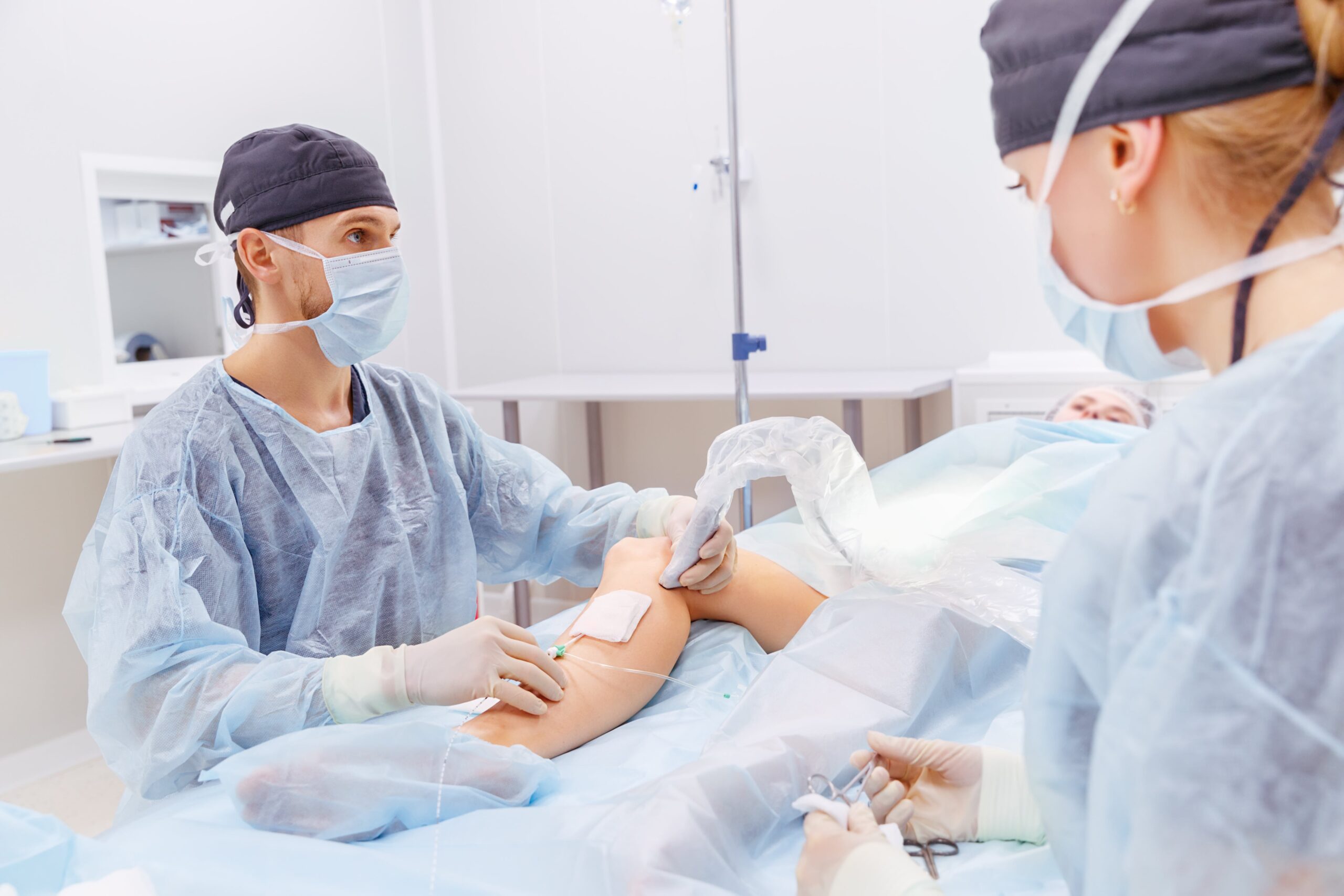 What to Expect After Varicose Vein Surgery 1 Medical professionals performing a procedure on a patient's leg in a clinic